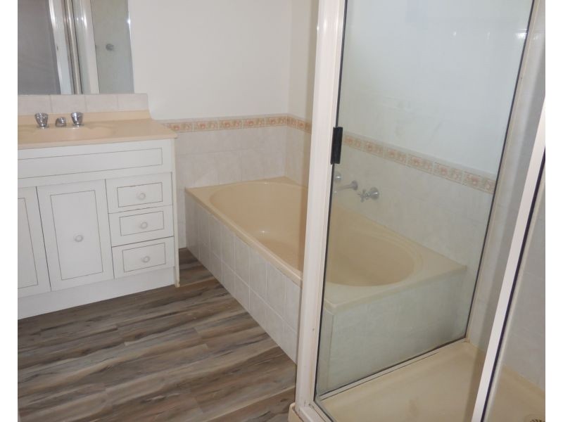 2/14 Sherwood Drive, Flora Hill VIC 3550