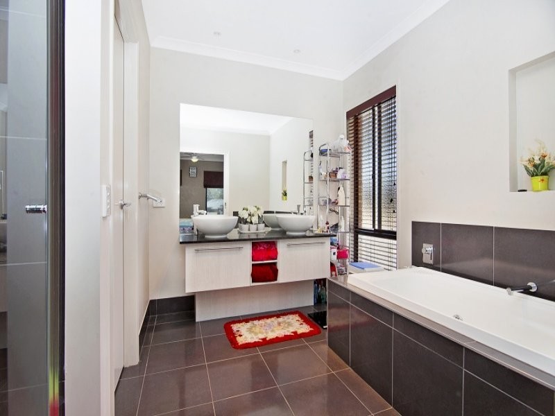 16 Topaz Avenue, White Hills VIC 3550