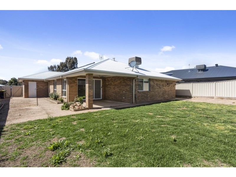 27 Grantham Terrace, Kangaroo Flat VIC 3555