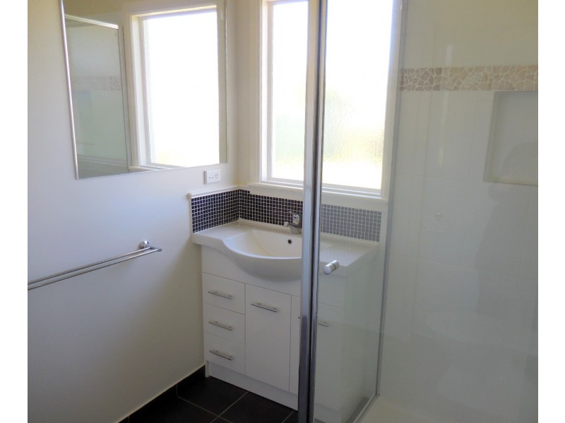 2a Leonard Avenue, Flora Hill VIC 3550