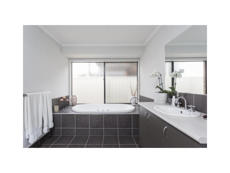 8 Lorikeet Avenue, Epsom VIC 3551