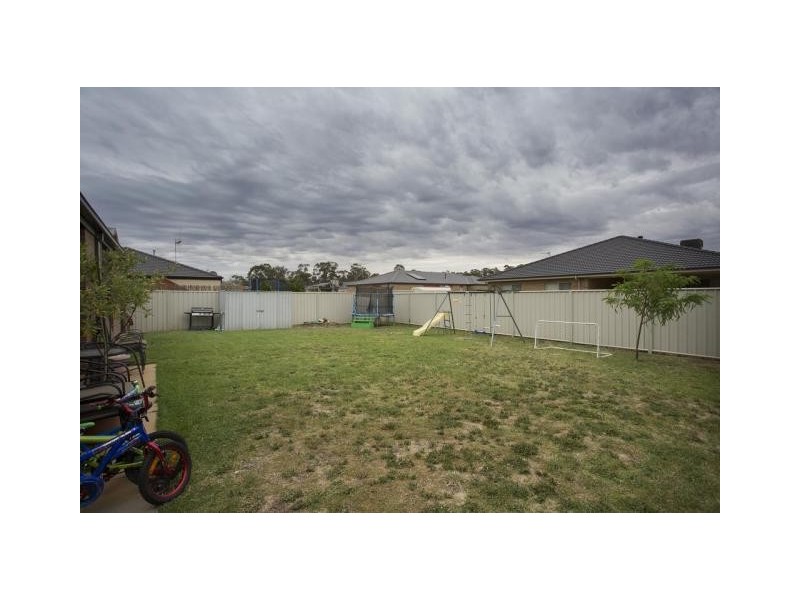 8 Lorikeet Avenue, Epsom VIC 3551