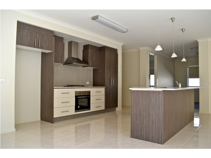 33 Barnett Drive, Kangaroo Flat VIC 3555