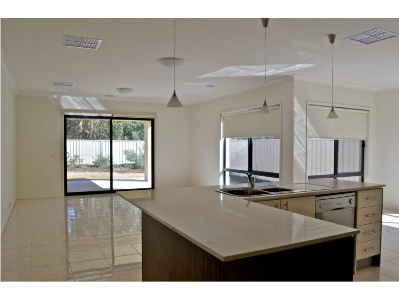 33 Barnett Drive, Kangaroo Flat VIC 3555