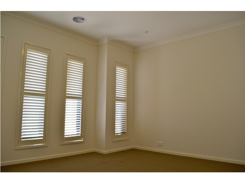 33 Barnett Drive, Kangaroo Flat VIC 3555