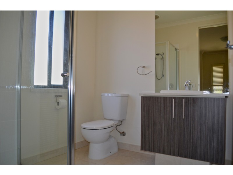 33 Barnett Drive, Kangaroo Flat VIC 3555