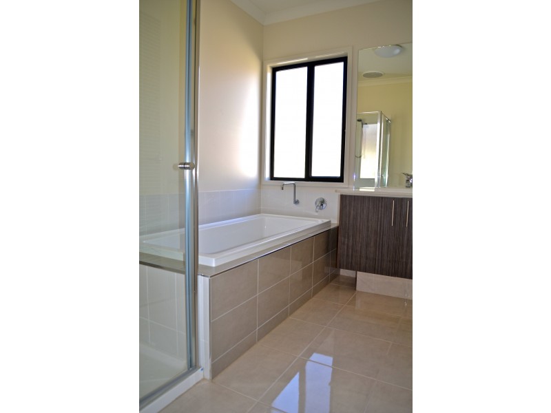 33 Barnett Drive, Kangaroo Flat VIC 3555