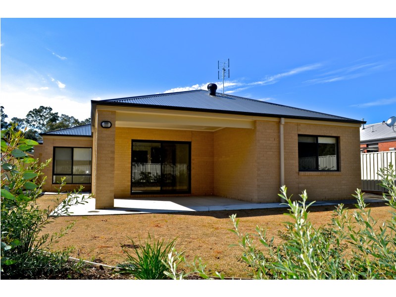 33 Barnett Drive, Kangaroo Flat VIC 3555