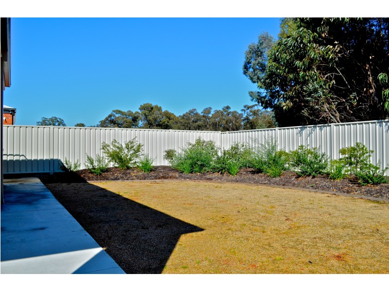33 Barnett Drive, Kangaroo Flat VIC 3555