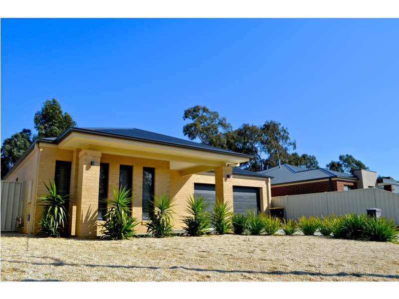 33 Barnett Drive, Kangaroo Flat VIC 3555