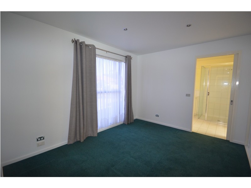 1/6 Magazine Boulevard, Golden Square VIC 3555