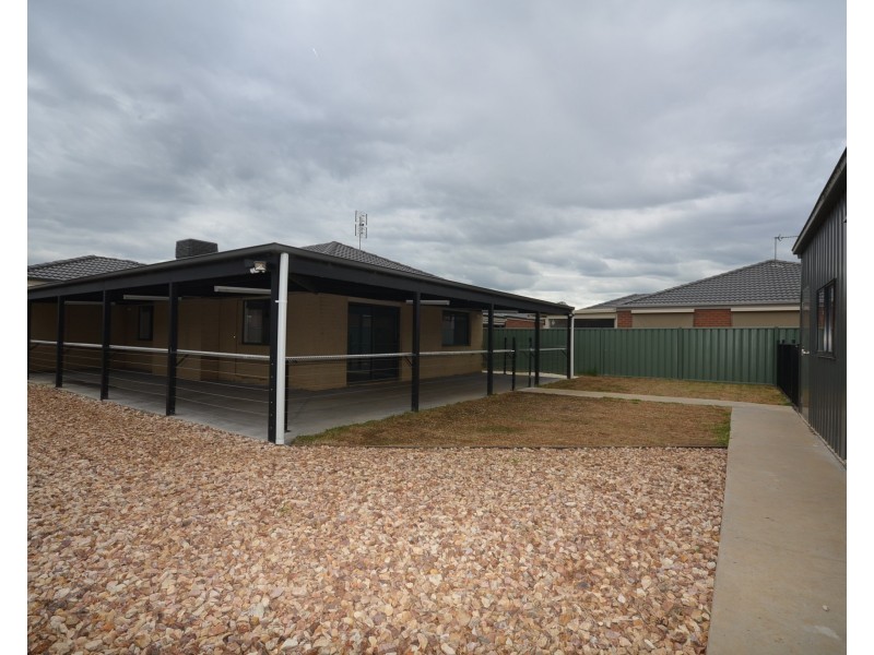 2 Deharl Court, Ascot VIC 3551