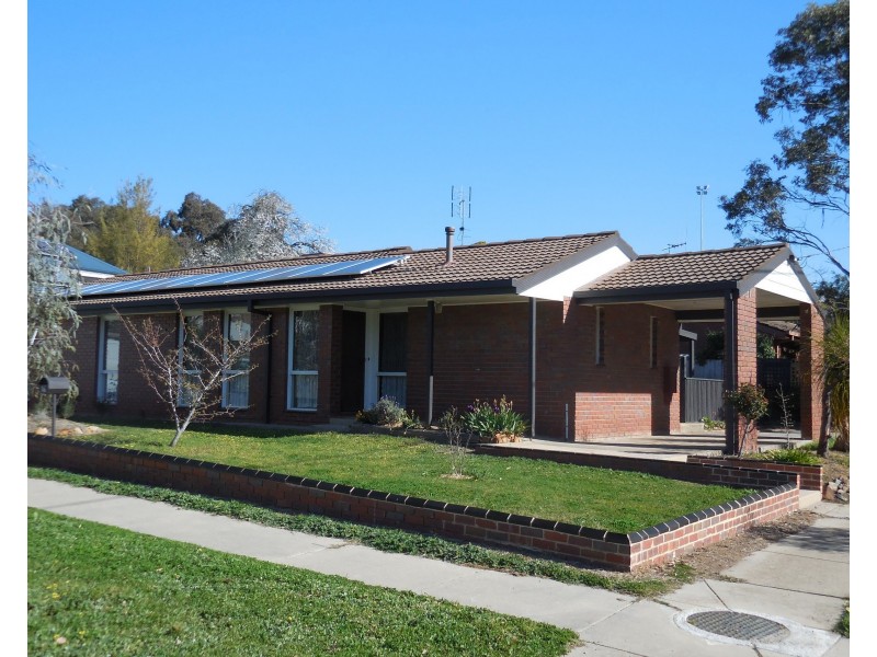 16 Peel Street, Quarry Hill VIC 3550