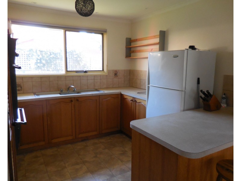 16 Peel Street, Quarry Hill VIC 3550