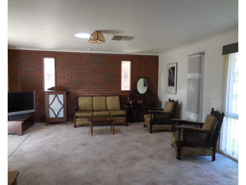 16 Peel Street, Quarry Hill VIC 3550