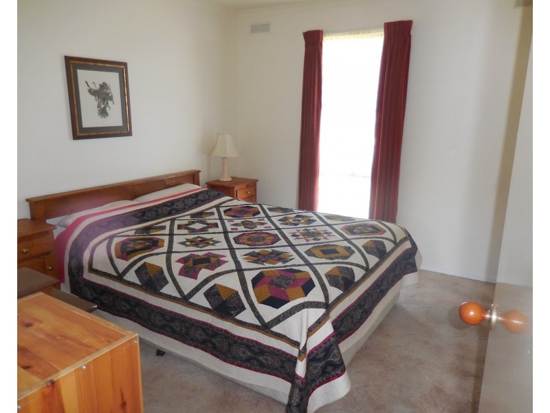 16 Peel Street, Quarry Hill VIC 3550