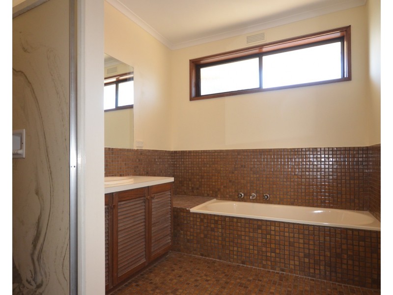 2 Herbert Avenue, Kennington VIC 3550