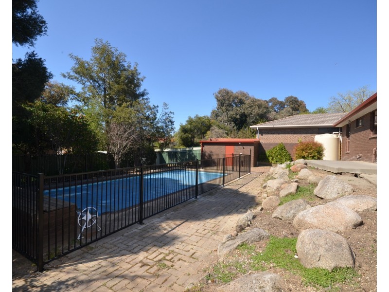 2 Herbert Avenue, Kennington VIC 3550