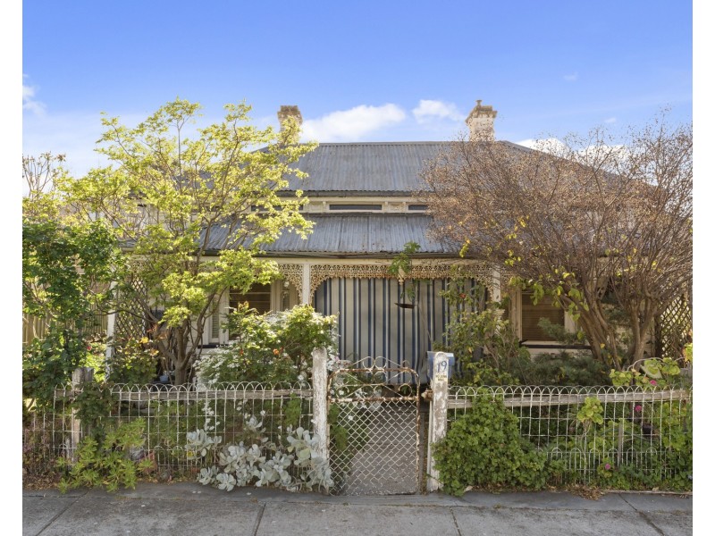 19 Reginald Street, Quarry Hill VIC 3550