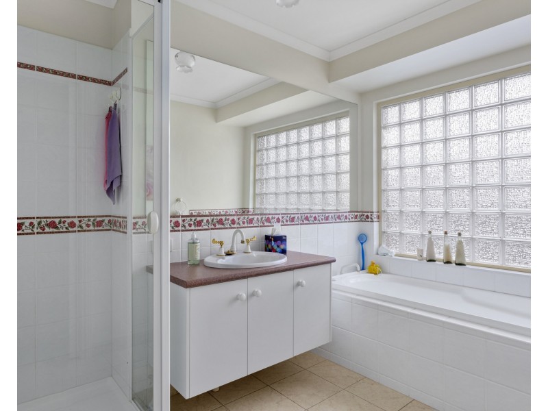 10 Alpina Place, Kangaroo Flat VIC 3555