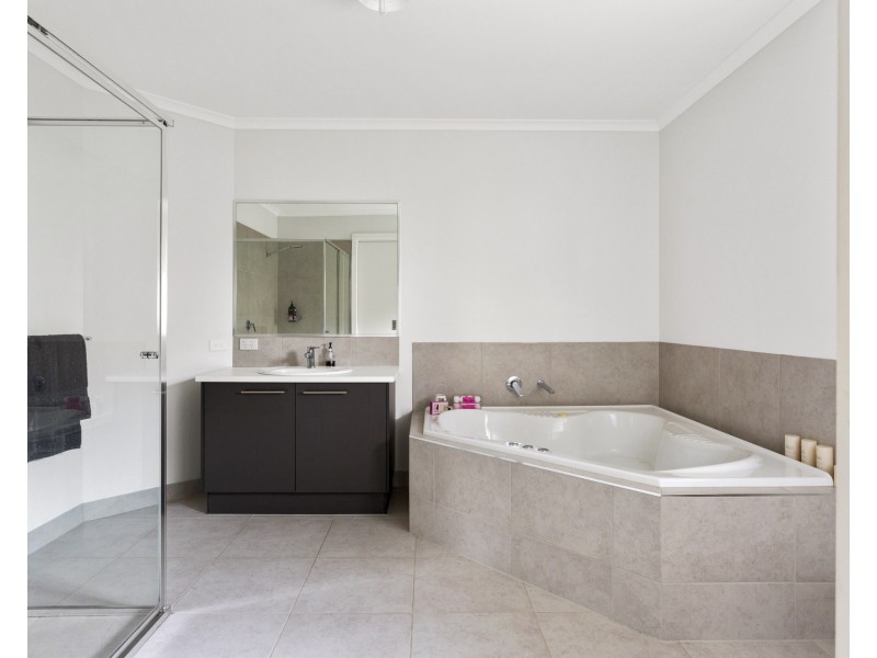 242 Station Street, Epsom VIC 3551