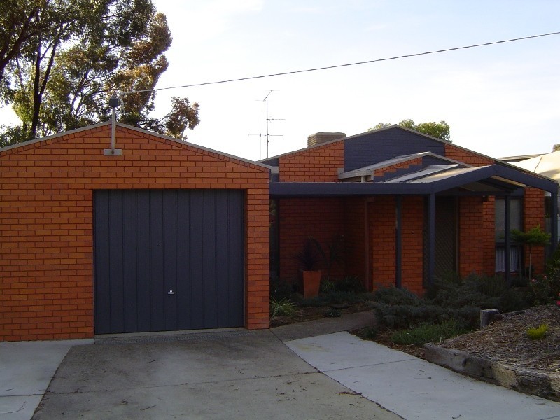 23 Howell Crescent, Kangaroo Flat VIC 3555