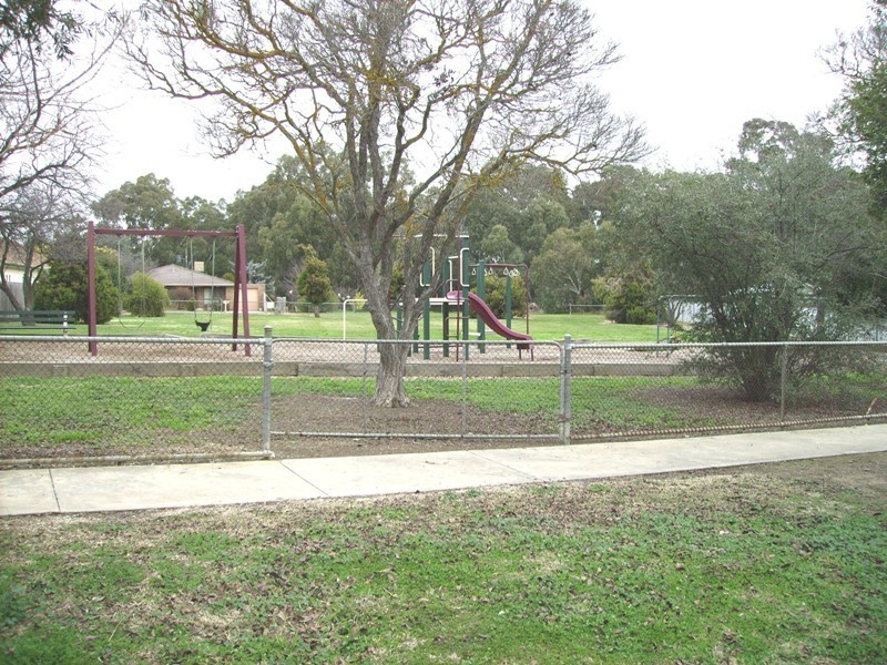 31 College Crescent, Flora Hill VIC 3550