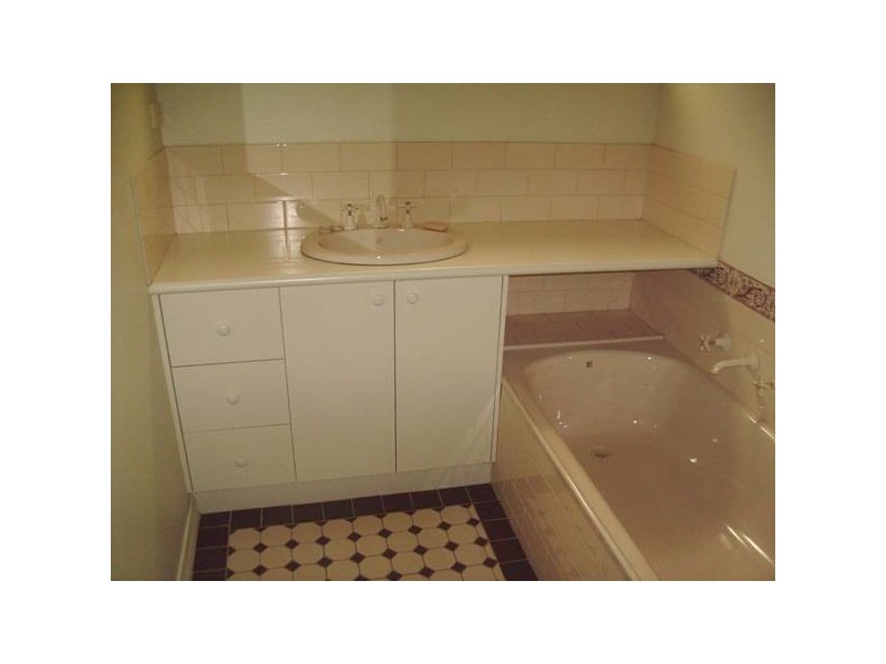 1/27 Bluegum Drive, Strathdale VIC 3550