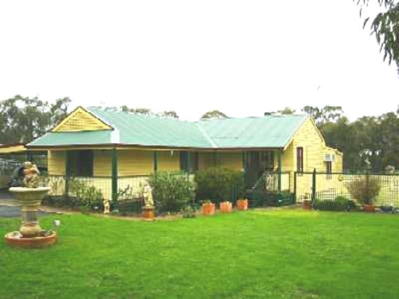 9 Higgins Hill Drive, Maiden Gully VIC 3551