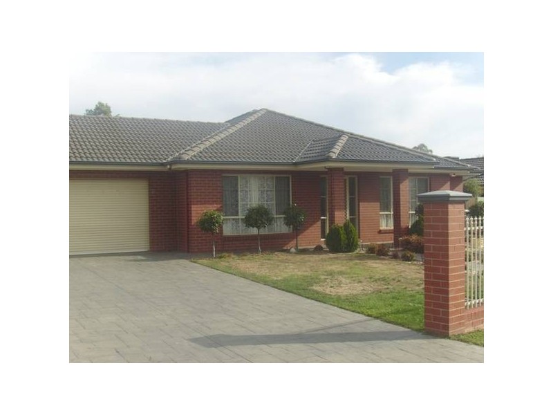 16 Parkside Blvd, Strathdale VIC 3550