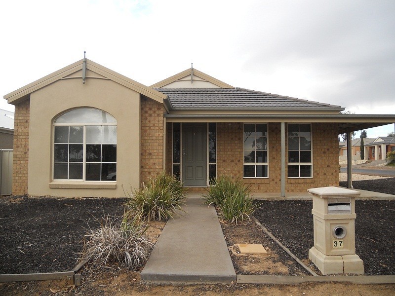 37 Mannagum Drive, Epsom VIC 3551