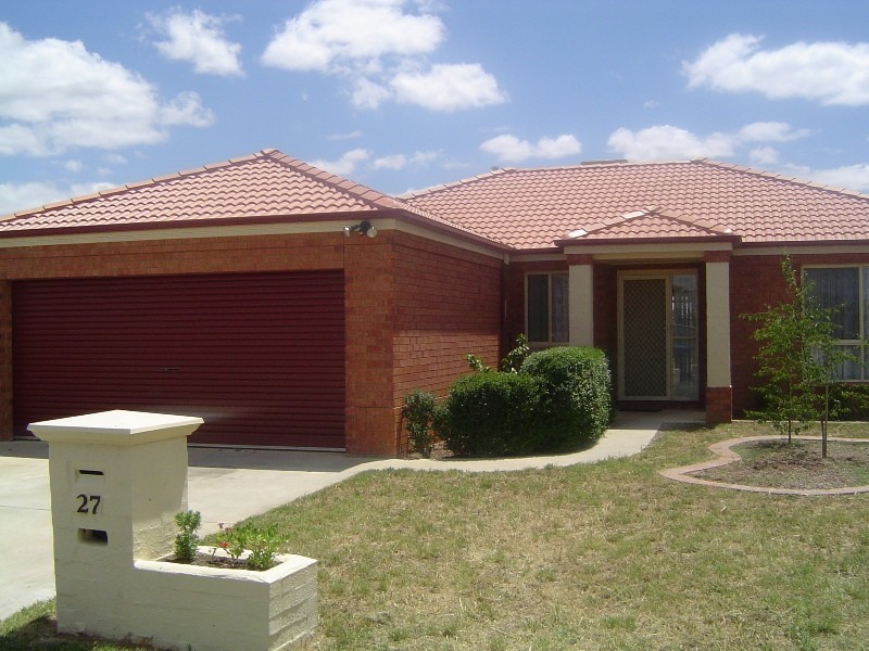27 Cassandra Crescent, Epsom VIC 3551