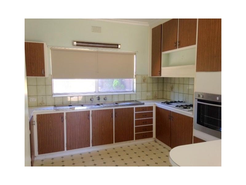 27 Park Street, Strathdale VIC 3550