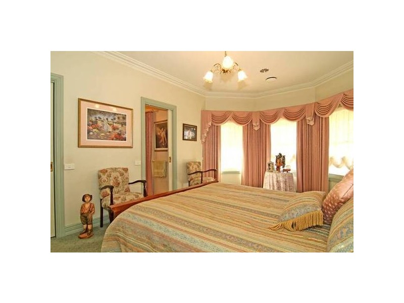 2 Inorom Place, Kennington VIC 3550