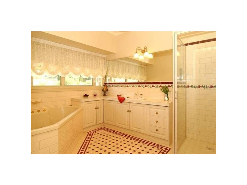 2 Inorom Place, Kennington VIC 3550