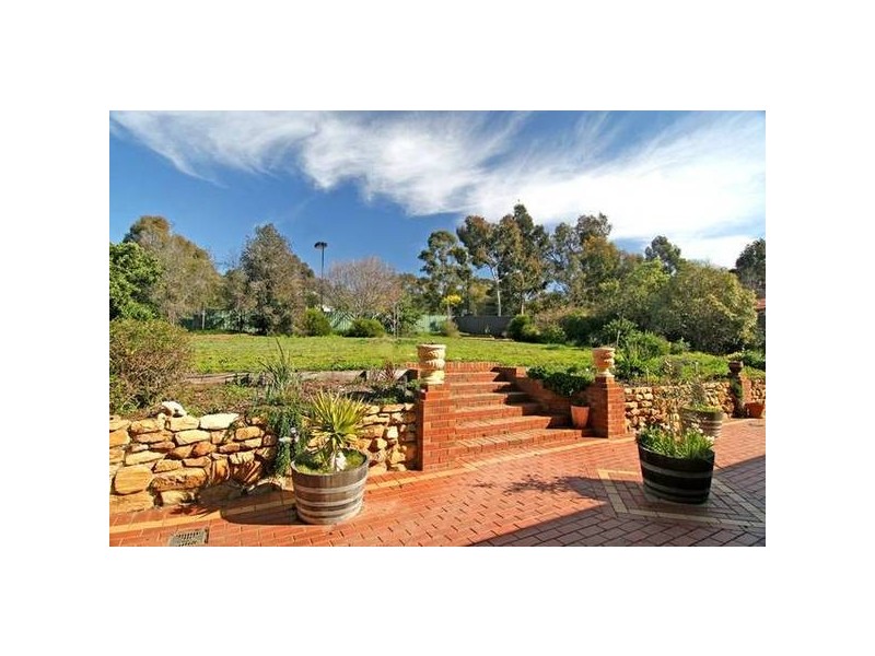 2 Inorom Place, Kennington VIC 3550