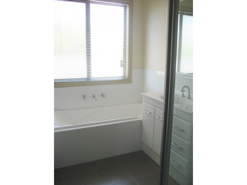 2/4 Bailey Street, California Gully VIC 3556