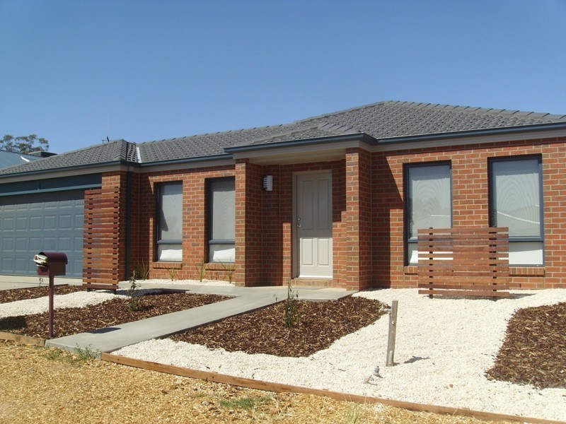 8 Bellbird Drive, Eaglehawk VIC 3556