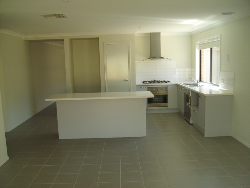 8 Bellbird Drive, Eaglehawk VIC 3556