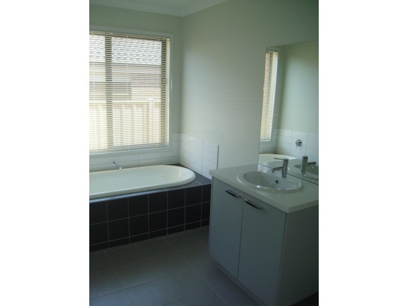 8 Bellbird Drive, Eaglehawk VIC 3556