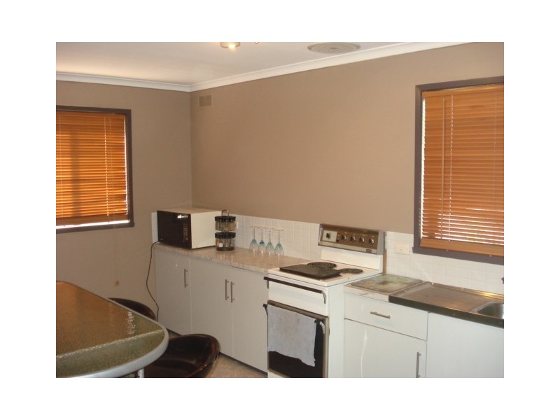 2/2 Nabilla Crescent, Strathdale VIC 3550