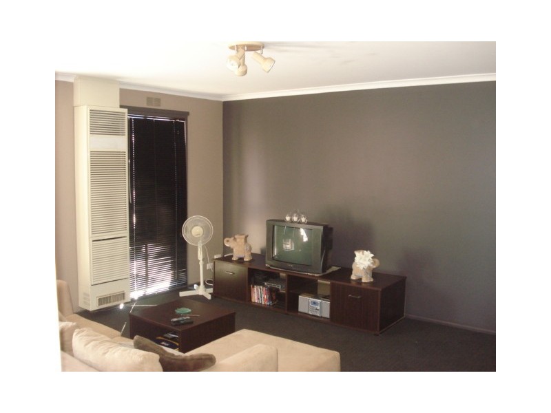 2/2 Nabilla Crescent, Strathdale VIC 3550