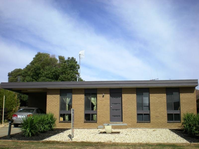 2/2 Nabilla Crescent, Strathdale VIC 3550