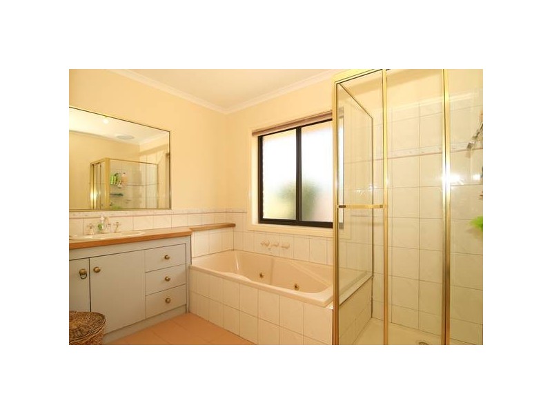 20 Albert Avenue, Strathdale VIC 3550