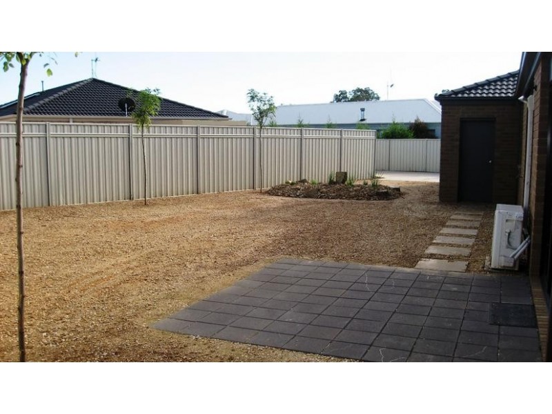 2/15 Alkoomi Court, Epsom VIC 3551