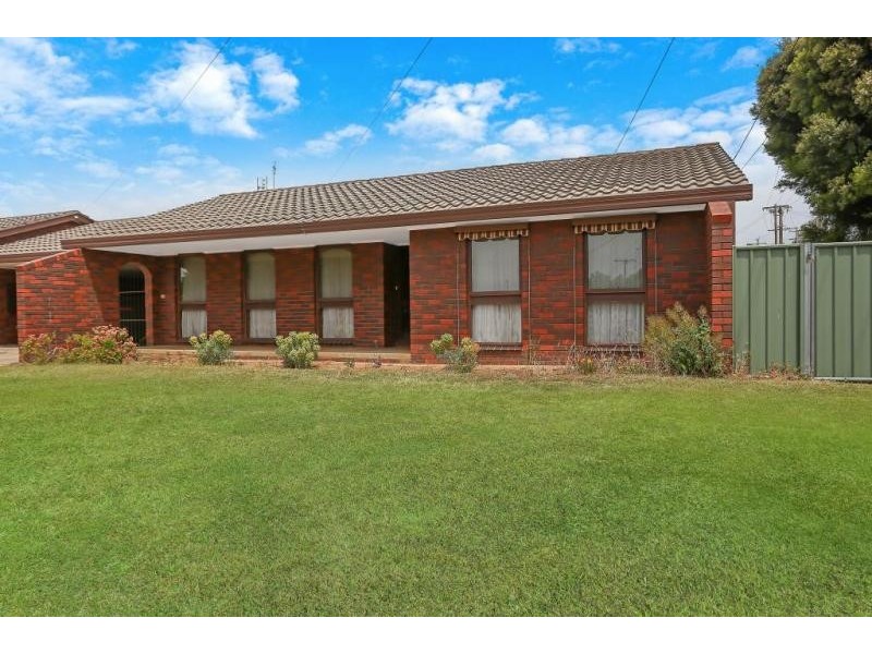 1/2 Cliff Avenue, Strathdale VIC 3550