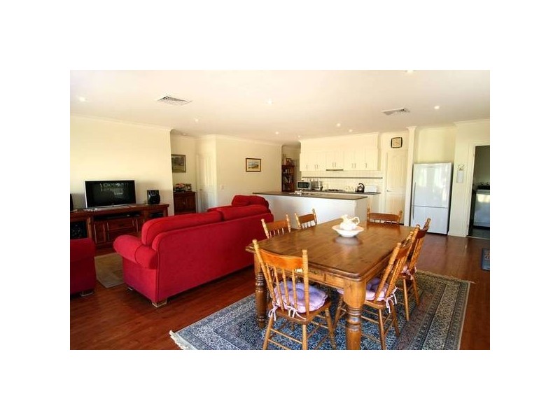 60 Carolyn Way, Maiden Gully VIC 3551