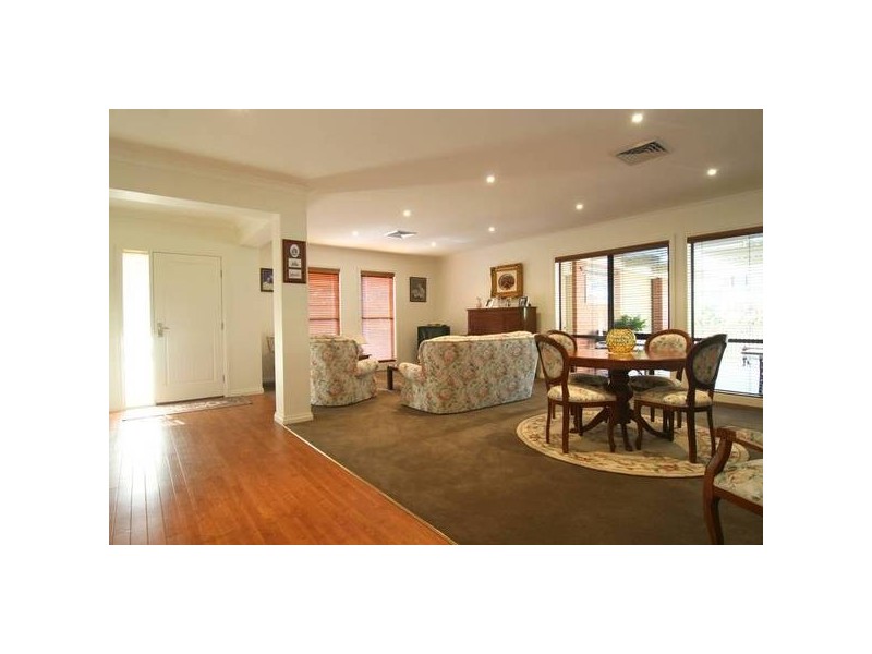 60 Carolyn Way, Maiden Gully VIC 3551