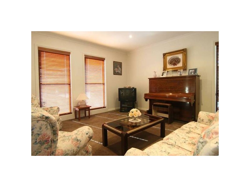 60 Carolyn Way, Maiden Gully VIC 3551