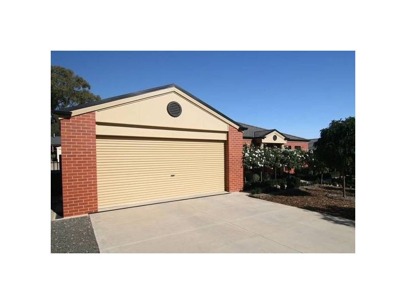 60 Carolyn Way, Maiden Gully VIC 3551